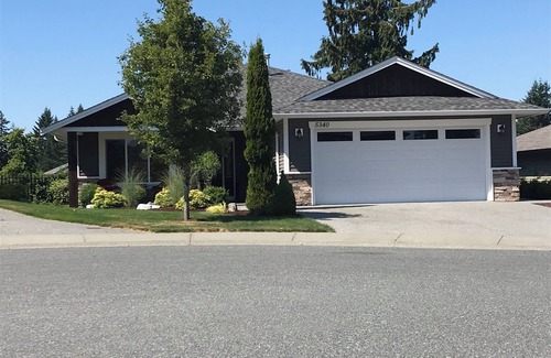 Regional District of Nanaimo House | Lower Level Entry Home with private Patio & back yard.