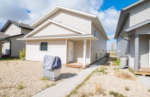 Grande Prairie House | Lower Suite Duplex - 3 Beds/1 Bath By Restaurants, Costco, G P Airport