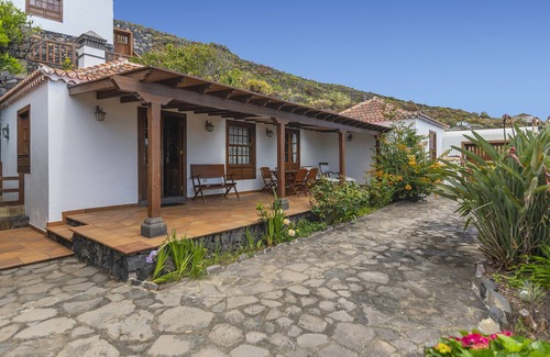 Villa de Mazo Cottage | LP1063 Holiday cottage with shared pool in Mazo