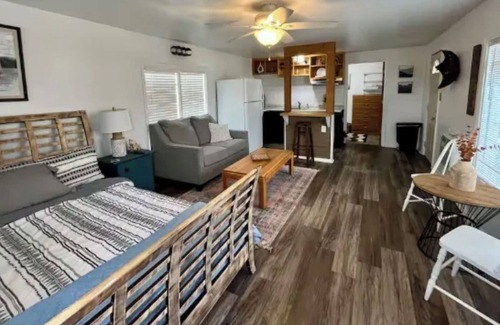 Grove Cottage | LPC 4 Vintage Fishing Cabin, Lake View, Boat Parking, close to boat ramp, slps 2
