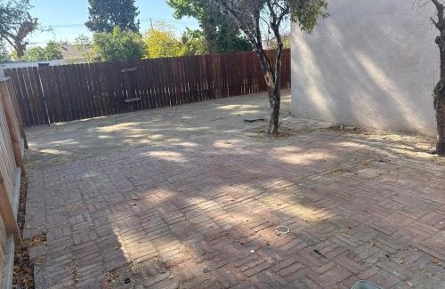 Baker Street House | LRG 1600sqft 4room 2 bath in a quiet neighborhood