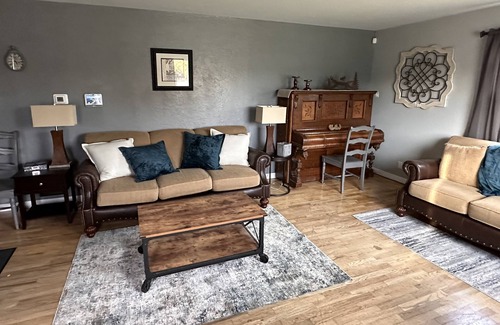 Billings House | Lrg family hm 5min drive to two hospitals, cancer center,colleges & METRA Arena