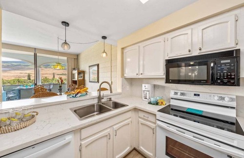 Historic Lahaina Front Street Condo | LS PH4 Breathtaking Panoramic Mountain Views