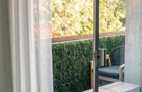 Valley Village Apartment | Luca's Tree Flat! nThe 1bed condo in Studio City/Valley Village