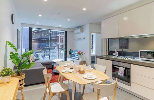 South Yarra Apartment | Lucia South Yarra *POOL, GYM & PARKING