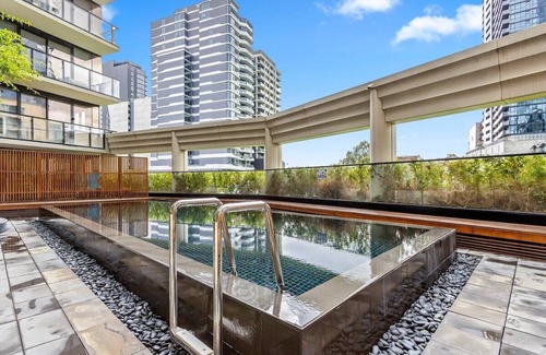 South Yarra Apartment | Lucia South Yarra *POOL, GYM & PARKING