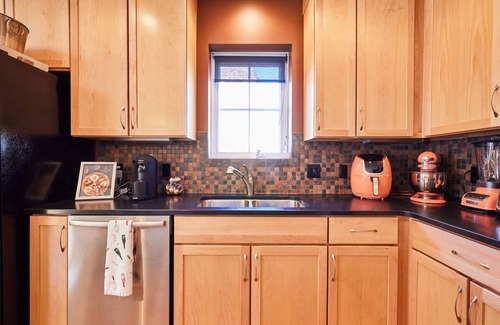 Southeast Omaha House | Lucia Townhouse- 3 min to Downtown! Covered porch, 3 bed/3 bath, garage!