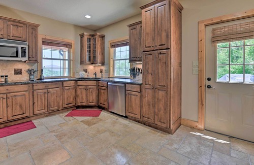 Waynesville House | 'Luck's Lookout': Breathtaking Mtn Views & Hot Tub