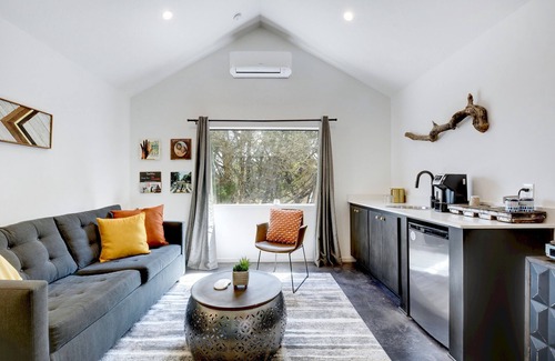 Dripping Springs Cabin | Lucky Arrow Retreat: Breezeway Cabin w/Hill Country View