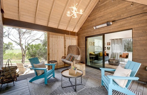 Dripping Springs Cabin | Lucky Arrow Retreat: Breezeway Cabin w/Hill Country View