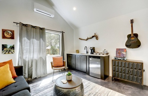 Dripping Springs Cabin | Lucky Arrow Retreat: Breezeway Cabin