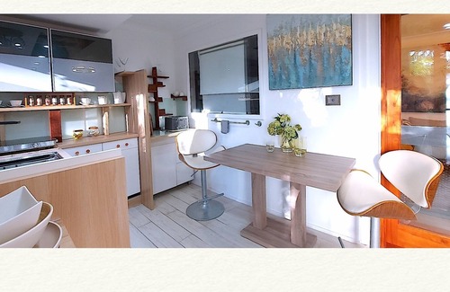 Palm Beach Apartment | LUCKY Beach HOME! Centre of Palm Beach. Walk to Beach, Cafes, Golf Club, Jonah's