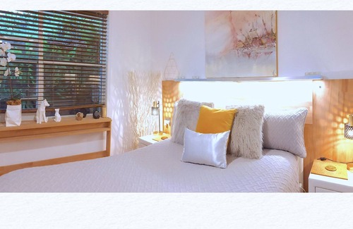 Palm Beach Apartment | LUCKY Beach HOME! Centre of Palm Beach. Walk to Beach, Cafes, Golf Club, Jonah's