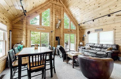 Greenville House | Lucky Lakefront Log Cabin