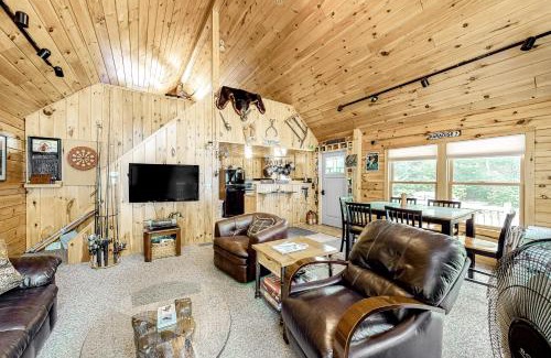 Greenville House | Lucky Lakefront Log Cabin
