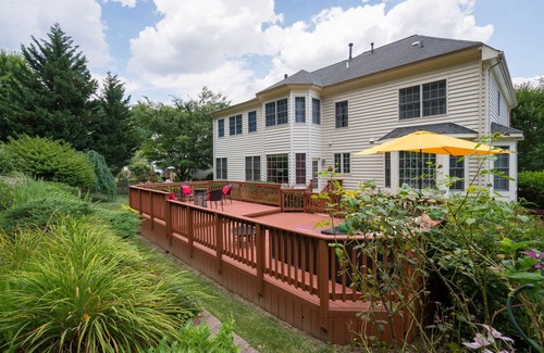 Woodbridge House | Lucky Rainbow Large Luxury Retreat for Professionals and Families - discounts!