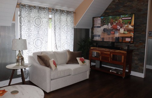 Nashville Apartment | Lucy's Loft above the Nashville Fudge Kitchen in the heart of Nashville, Indiana