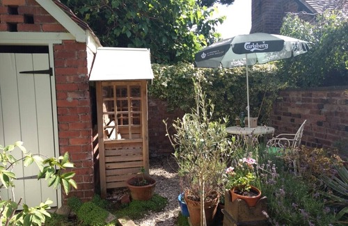 Ludwel Cottage | Ludlow centre, period town cottage with pet friendly garden & free parking
