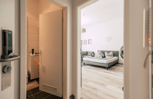 Zentrum-Ost Apartment | Luga Homes - Gewandhaus - Industrial Studio mit Küche und Balkon