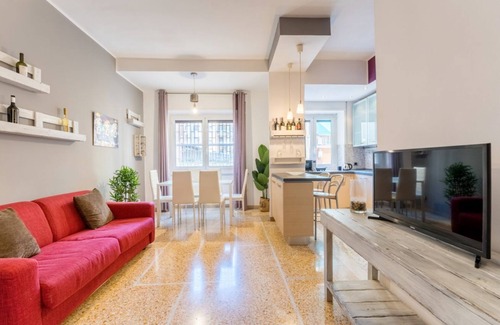 Ostiense Apartment | Luigi's Home, Spacious Apartment to San Paolo Metro