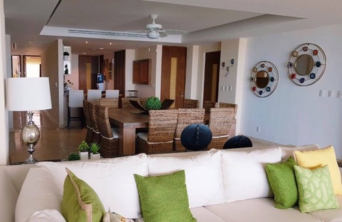 Boulevard Barra Vieja Apartment | Lujoso Departamento en frente de la playa /Great apartment in front of the beach