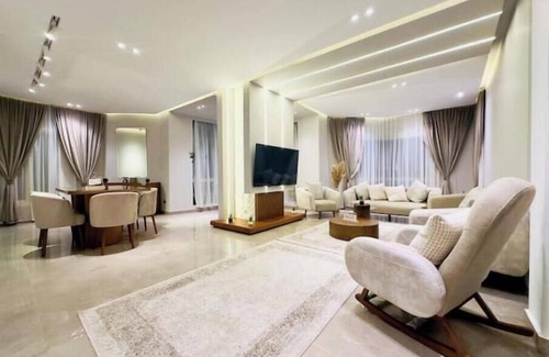 Al Duqqi Apartment | Luksusleilighet i Al Mohandiseen