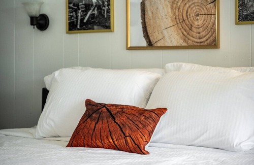 Balsam Lake Hotel | Lumber Jill Lodge #17 – King Bed Retreat