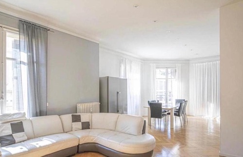 Perier Apartment | Luminous Apartment golden quarter