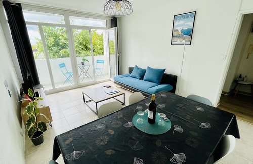 Cenon Apartment | luminous apartment with parking near the city center