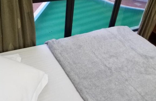 Lumut Apartment | LUMUT MANJUNG HOMESTAY SWIMMING POOL VIEW 3BEDROOMS