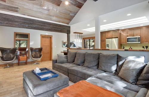 Kings Beach House | Luna Cabin - 5BR Hot Tub A/C Game Room EV Charger by Zen Living