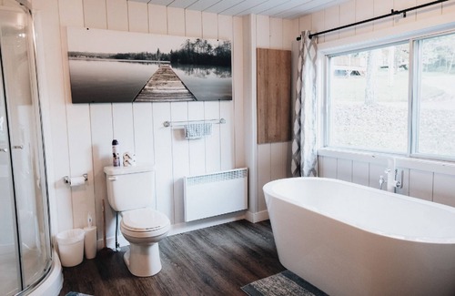 Sainte-Marguerite Ski Chalet | Luna-Cloud Chalet: river, adventure, AC, Wi-Fi, BBQ, pet-friendly. Ideal for gro