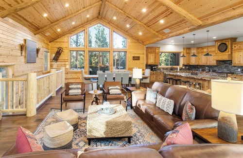 Evergreen Estates Cabin | Luna Lodge by Destination Big Bear : Centrally Located between Snow Summit and Bear Mtn in Beautiful Heavenly Valley Estates! 6 Bedrooms with En-Suites! Spa! Gameroom! Theater Room!