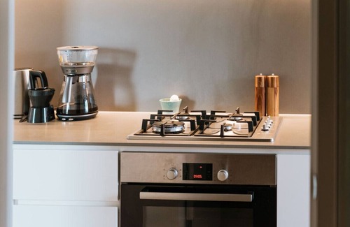 Collingwood Apartment | Luna Stylish and Chic Collingwood Apartment