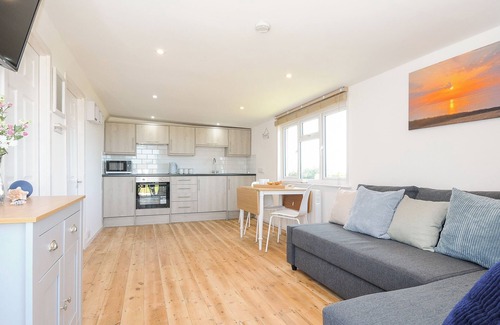 Widemouth Bay House | LUNDY VIEW CHALET, pet friendly, with hot tub in Widemouth Bay