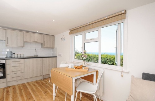 Widemouth Bay House | LUNDY VIEW CHALET, pet friendly, with hot tub in Widemouth Bay