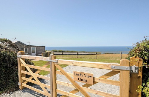 Widemouth Bay House | LUNDY VIEW CHALET, pet friendly, with hot tub in Widemouth Bay