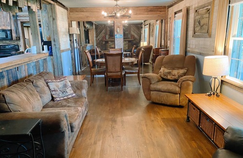 Scottsboro House | LUNKER BUNKER – Fisherman’s Retreat with Boat Parking, Game Room & Lake Views