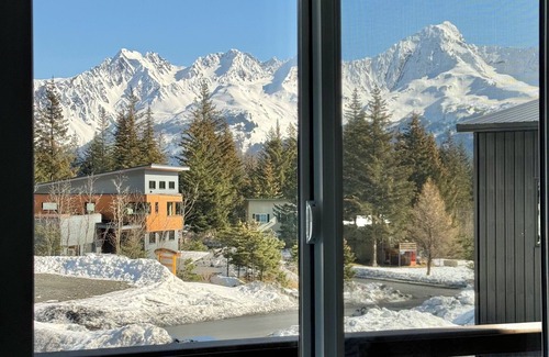 Seward House | Lupine Lodge with Mountain Views