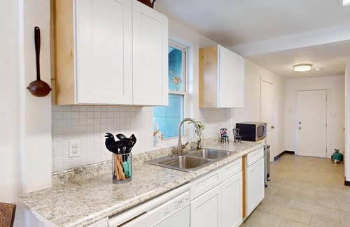 Universal City House | Lupita’s Casita Cozy, Spacious Yard, Sleeps 10, Pets OK, Fire Pit & Patio