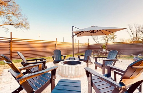 Universal City House | Lupita’s Casita Cozy, Spacious Yard, Sleeps 10, Pets OK, Fire Pit & Patio