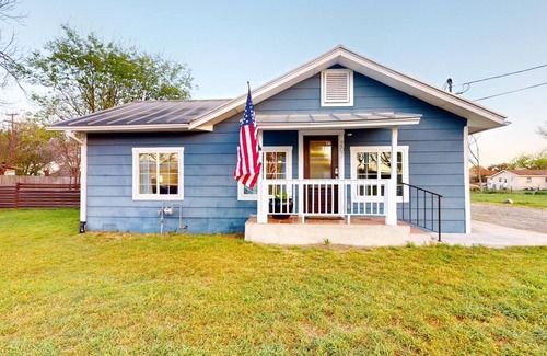 Universal City House | Lupita’s Casita Cozy, Spacious Yard, Sleeps 10, Pets OK, Fire Pit & Patio