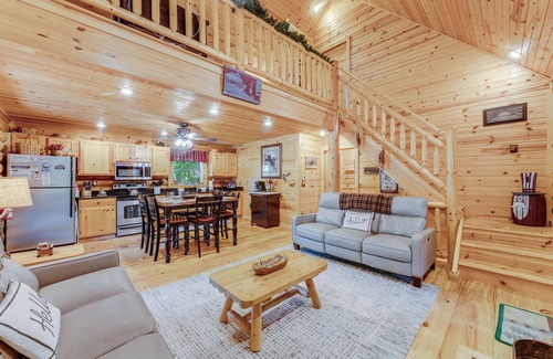 Thayerville Cabin | Lured Awayn3-bedroom cabin in delightful Oakland with AC, WiFi
