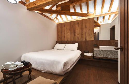 Gahoe-dong Apartment | Lurury Hanok Stay Reflection