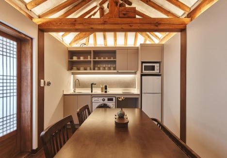 Gahoe-dong Apartment | Lurury Hanok Stay Reflection