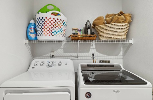 Villa De Paz Condo | Lush 2-bedroom condo w/WiFi, AC, gym, near State Farm Arena, Shopping and more!