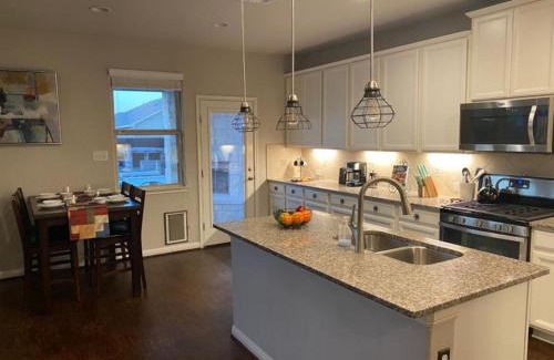San Antonio House | Lush 4BR, Large Bckyd, Hot Tub (Tal)