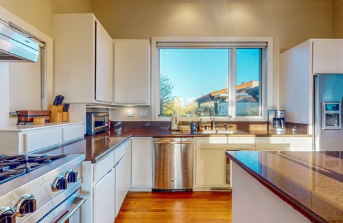 Glen Ellen House | Lush estate amid acres of vineyards, designer decor, gardens, pool & bonus space