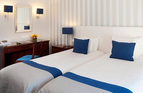 Quinta da Marinha House | Lush Gardens & Sea Views! FREE Parking, Close to Santa Marta Lighthouse Museum!