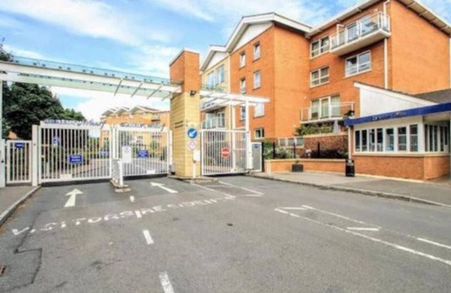 Butetown Apartment | Lush Gated Complex: FastWifi+Parking+Free Coffee&Tea